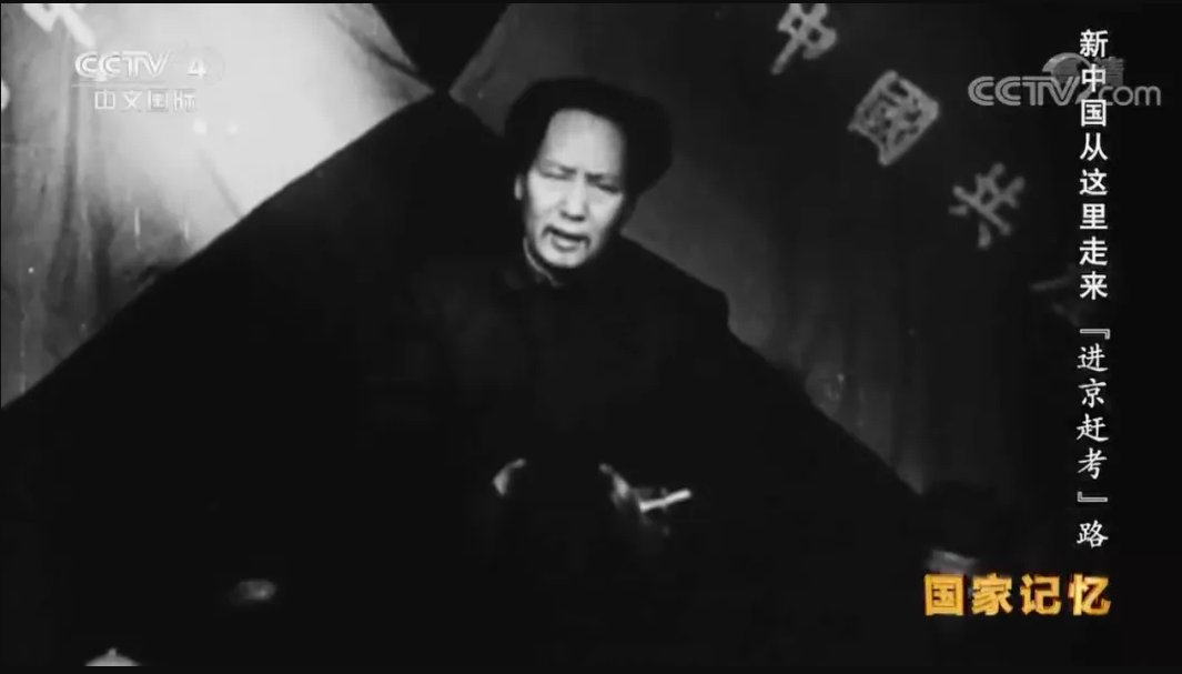 他坐在一块石头上
