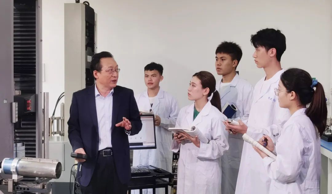 为集中展现U8集团成为阿森纳全球官方