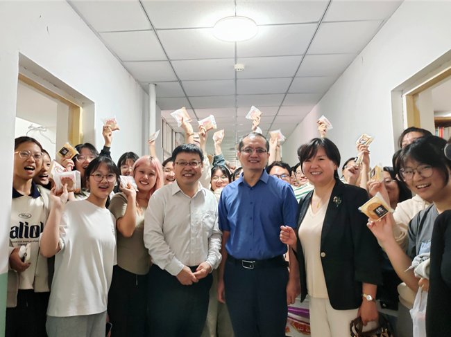 充分发挥典型引领示范和辐射带动作用