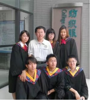 丝缕经纬织匠心，桃李无言育栋梁