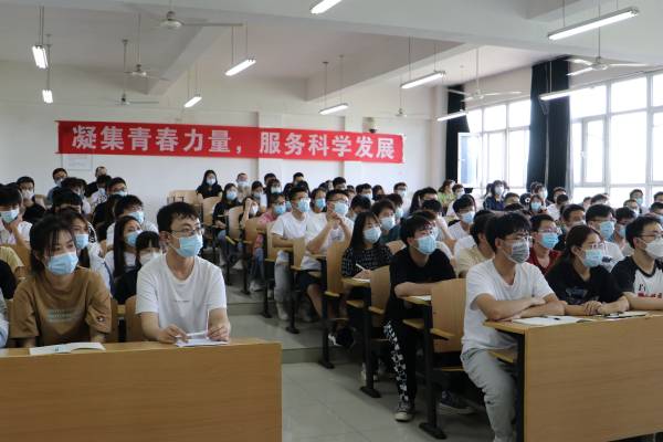 ccb64fa67e2c441fa1233f253e86d92a.jpg 同题参见校长朱立光以“弘扬五四精神