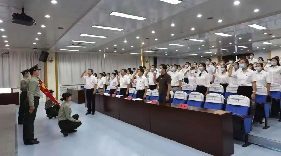 关键在于建设一支高素质的教师队伍