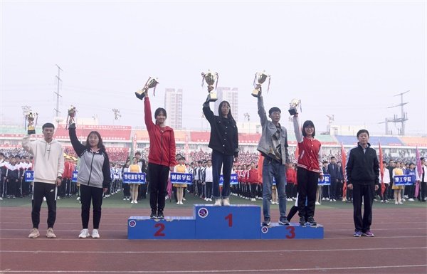 31d1fa953b4a4f99b89ad3c7a72acb8e.jpg 副校长徐永赞致辞并宣布运动会闭幕