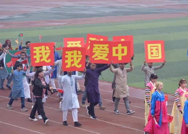 3b6aa583fac5428c84f6ee083de03caa.jpg 23支教工方队依次通过主席台