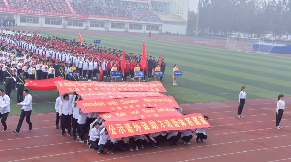 55a5cf1a999d4c5f820472166463a756.jpg 伴随激昂的《运动员进行曲》