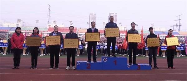 8baf59dbdd8f4ac094926ad38f828366.jpg 同题参见校领导朱立光