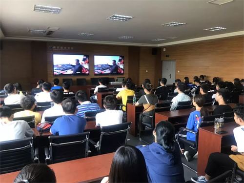c111379085c244d994fc80b9e62d8901.jpg 升旗仪式在新校区主体育场举行
