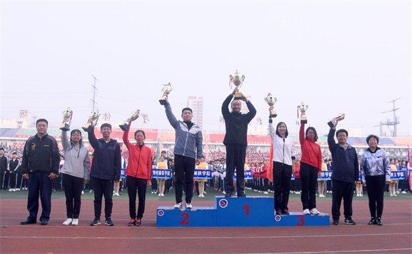 c1442959f5c04b1488734758c02f3ede.jpg 张文俐出席并为获奖单位颁奖