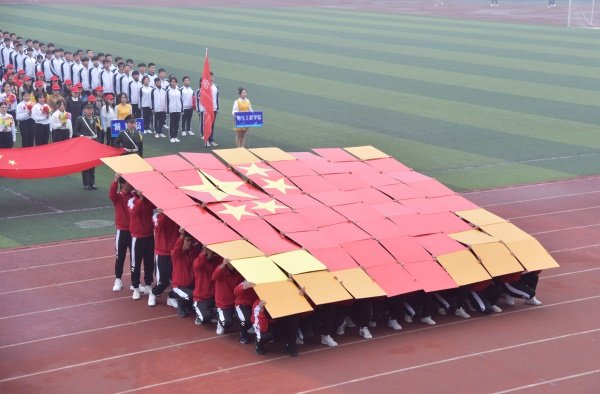 c78a10be3c7749e189ab229e1d9ee95e.jpg 同题参见校领导王余丁
