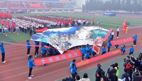 e8bcb0498a01404b94b8440b4158e340.jpg 花束方队和旗林方队的引导下