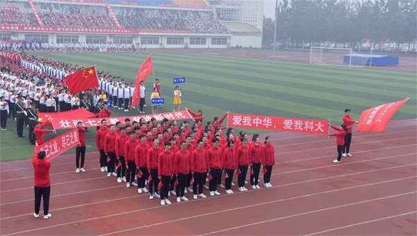 f94d3e75432f4aefbac2f9b2d3a6f1c4.jpg 校长朱立光宣布运动会开幕