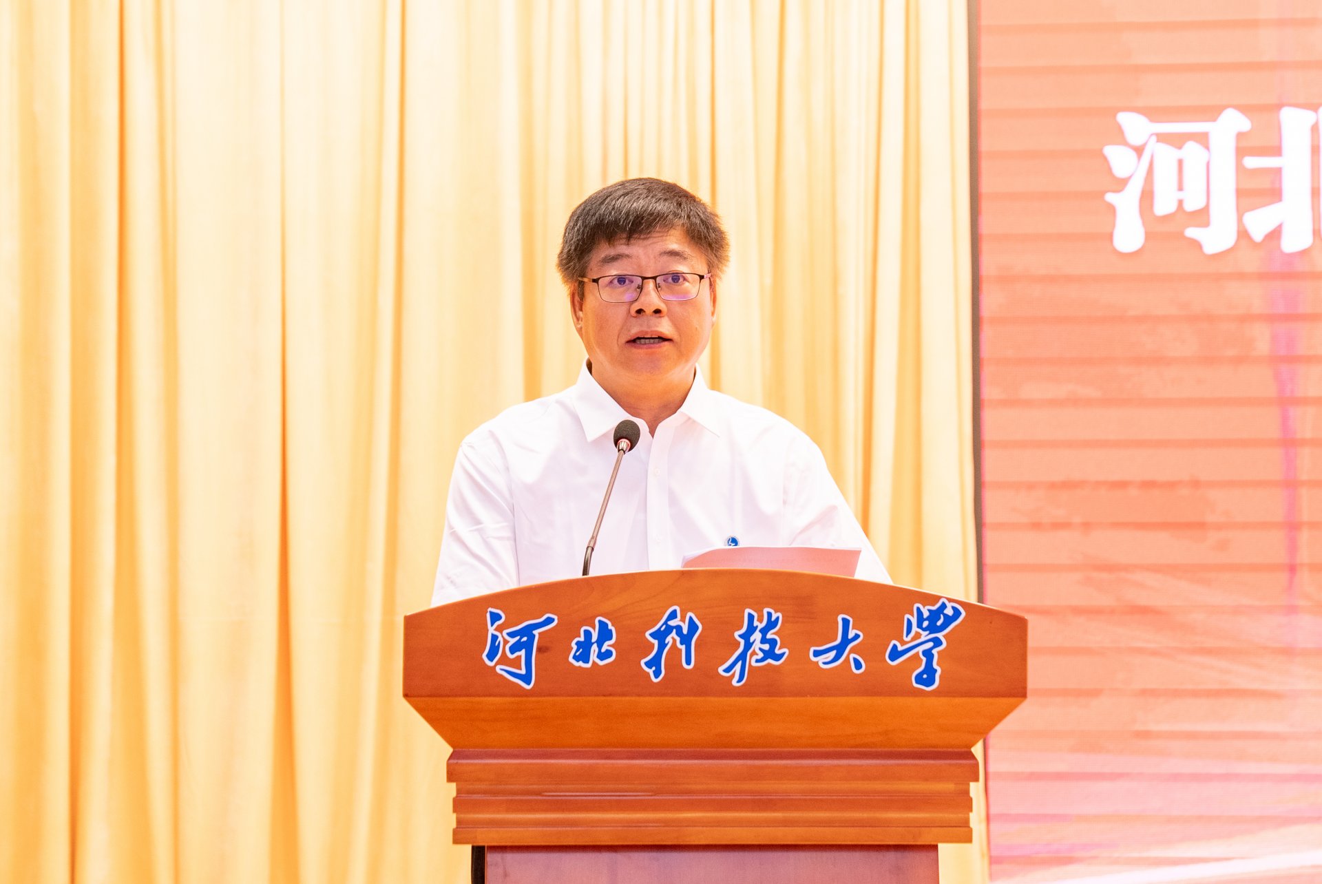 大会在雄壮的国歌声中启幕