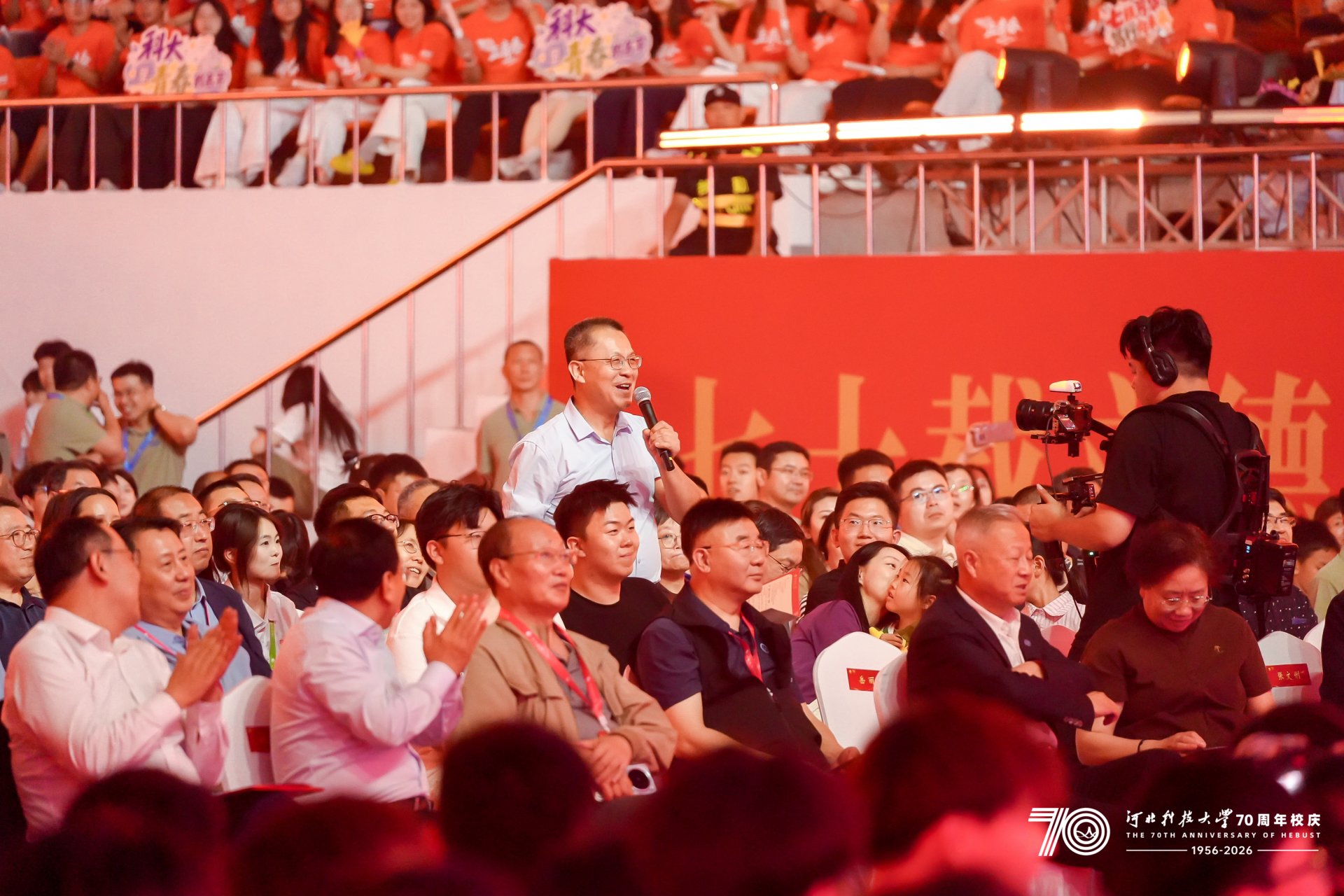 以主讲人深情讲述与艺术节目精彩演绎相